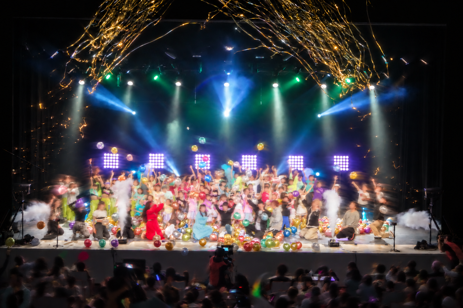 大勢の出演者と光・煙・風船が広がる2023年のフィナーレ