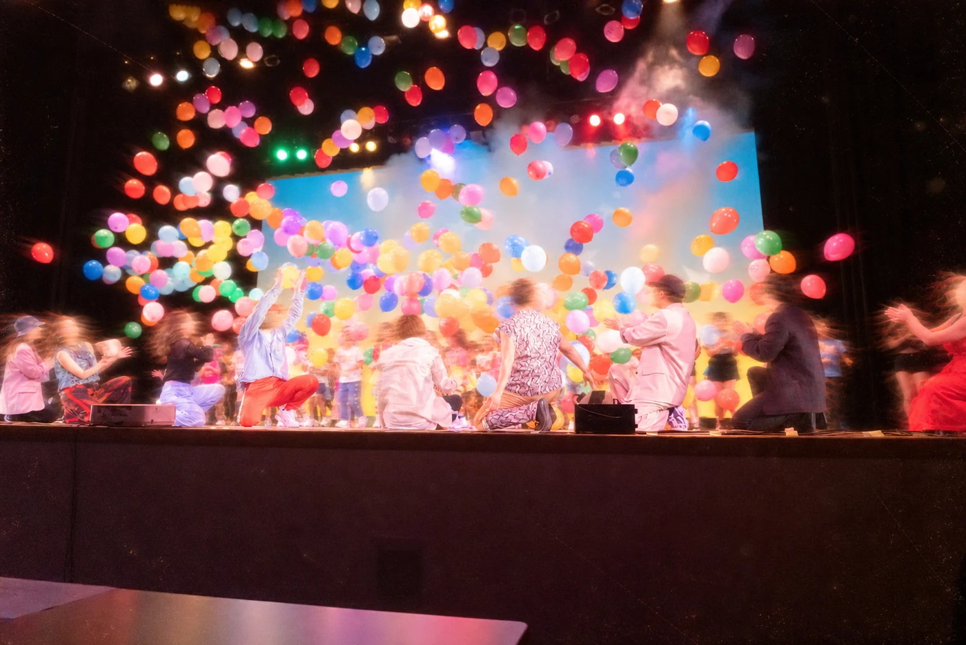 2021年・第3回公演。出演者のいる舞台へ、色とりどりの風船が降り注ぐ。
