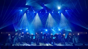青いレーザーと照明の下で大勢が踊る、momoクラスの舞台