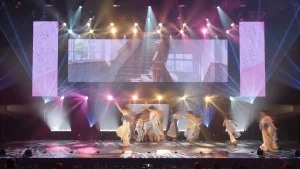 照明と映像が広がる舞台で踊る掛内 遼〈Haruka〉クラス