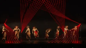 赤いレーザーが広がる舞台で踊るTAMMYクラス