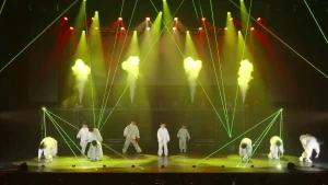 四本の煙とレーザーの下で、白い衣装の出演者が踊るyuyaクラス